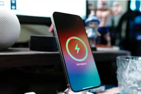湄潭苹果15换屏服务分享用什么充电器给iPhone15充电更好 